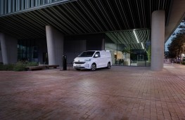 Volkswagen Transporter Kombi BEV, 2025, front